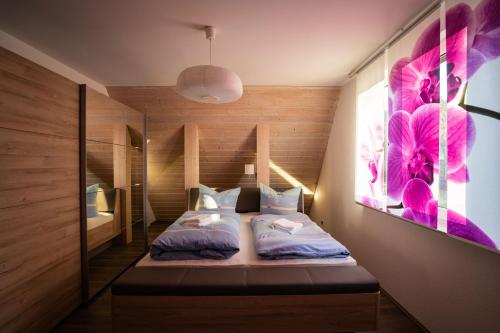 ein Schlafzimmer mit 2 Betten und einem Wandgemälde in der Unterkunft Das Gästehaus im Rittergut Keulrod in Bischofrod