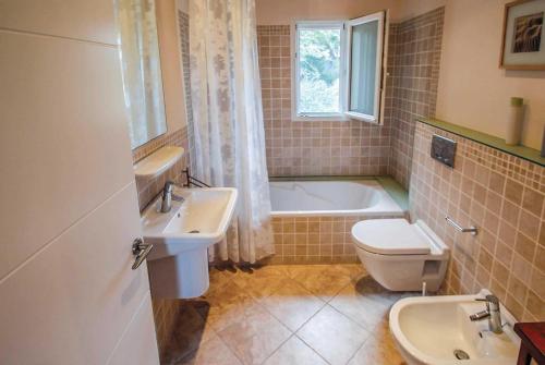 モライラにあるEl Pinarのバスルーム(洗面台、トイレ、バスタブ付)
