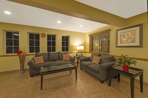 Days Inn by Wyndham Cameron – Photos 2