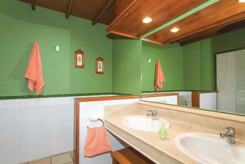 プエルト・デル・カルメンにあるMiguelのバスルーム(シンク2台、大きな鏡付)