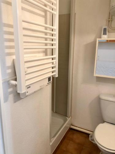 Elle comprend une petite salle de bains pourvue de toilettes et d'une fenêtre. dans l'établissement Studio Sausset Madura, à Sausset-les-Pins