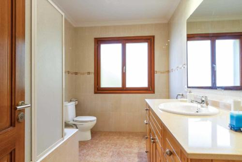 アルクーディアにあるManresaのバスルーム(洗面台、トイレ付)、窓2つが備わります。