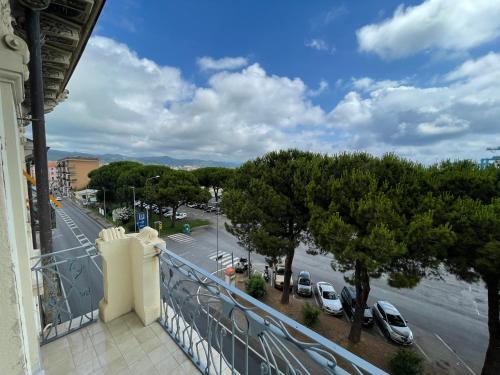 - Balcón de un edificio con vistas a la calle en Summer, en Vado Ligure