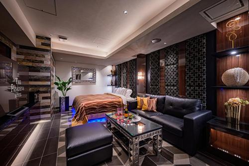 大宮市にあるHOTEL PASADENA 11のソファとベッドのあるリビングルーム