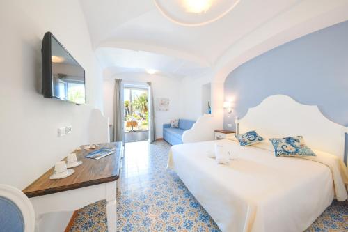 Habitación con cama, mesa y sofá en Hotel Terme Providence, en Isquia