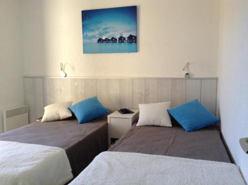 2 nebeneinander sitzende Betten in einem Schlafzimmer in der Unterkunft Appartement Les Pieds dans l'eau in Collioure