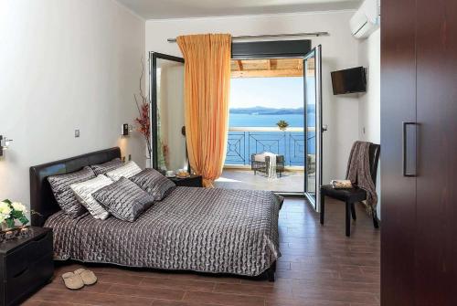 ニサキオンにあるAnna Nissaki Corfuのベッドルーム1室(ベッド1台付)が備わります。