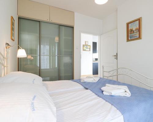 a bedroom with a large bed with a blue blanket at Regina Maris by Baltic Home in Świnoujście