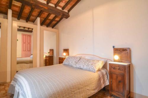 A bed or beds in a room at la Casa sull'arco - Albergo diffuso Collelungo