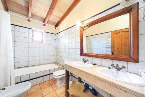 ポリェンサにあるCa'n Soler IIのバスルーム(洗面台、トイレ、鏡付)