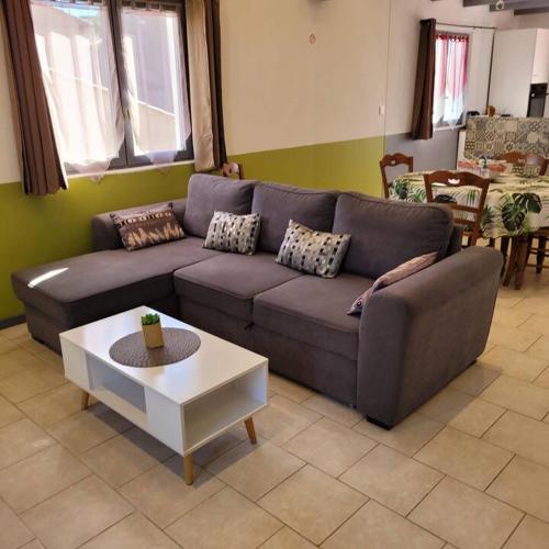 Ruang duduk di Appartement agréable et spacieux ensoleillé