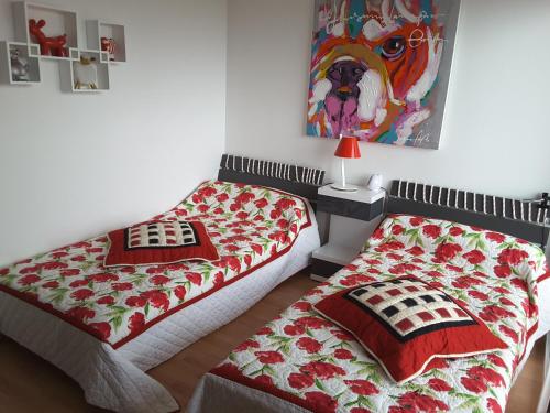 deux lits côte à côte dans une pièce dans l'établissement Les sables d’or, à Saint-Jean-de-Monts