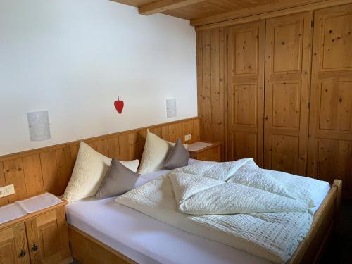 Кровать или кровати в номере Appartements Rendl