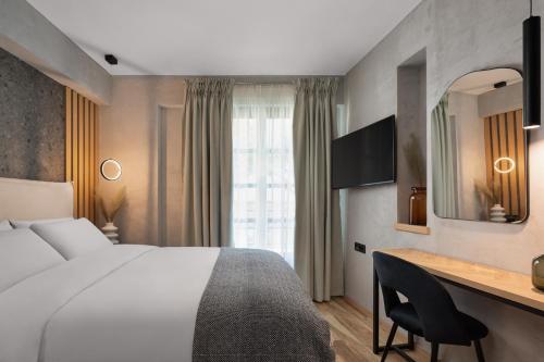 um quarto de hotel com uma cama e uma secretária em Hypnos Cozy Living em Ioannina