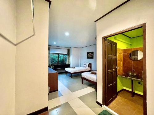 Et badeværelse på Khao Sok Green Valley Resort - SHA Certified