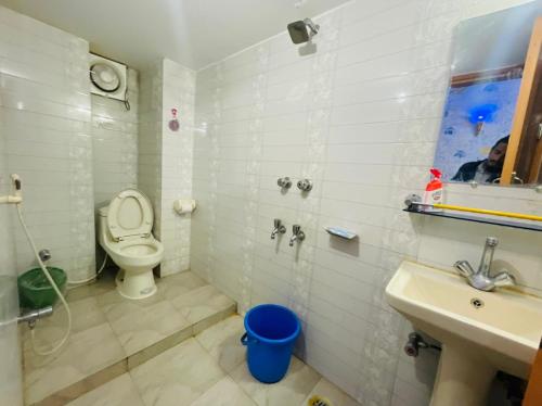 BarpāraにあるHotel Aranna Residentialのトイレと洗面台を備えた白いバスルーム