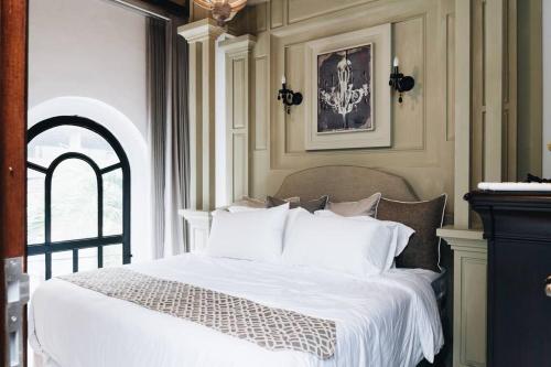 Postel nebo postele na pokoji v ubytování Luxurious 3BR Villa Muzo with Pool by Azure near W