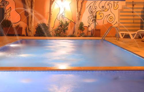 una gran piscina en el medio de una habitación en Hôtel Auberge du Littoral, en Aourir