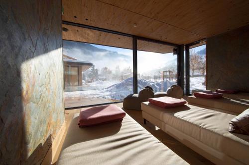 Zimmer mit 2 Betten und einem großen Fenster in der Unterkunft Rosentalerhof Hotel & Appartements in Saalbach-Hinterglemm