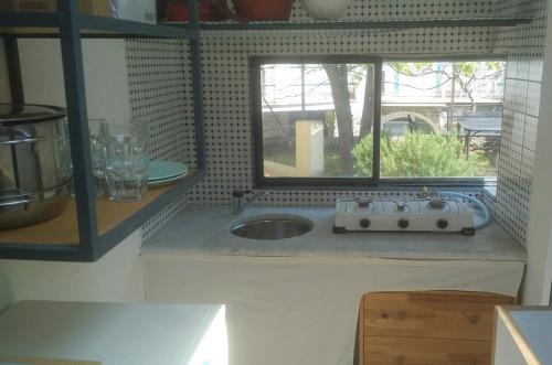 een aanrecht met een wastafel en een raam bij La Casa dell'Arancio in Lerici