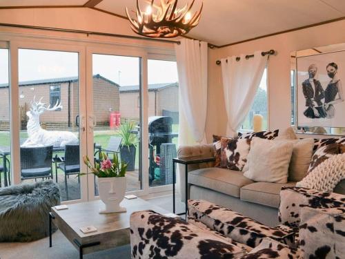 Et opholdsområde på 2 Bed Lodge - Sleeps 6 - Dogs - Hot Tub - Parking