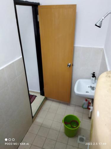 Bilik mandi di Homestay MRS COTTAGE