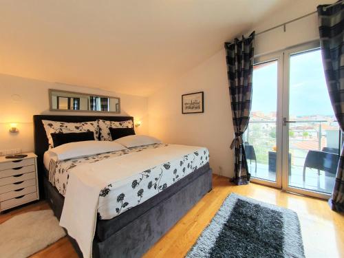 A bed or beds in a room at Villa Mira Trogir