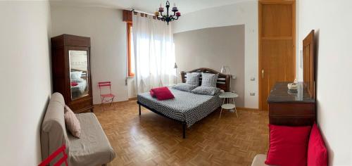 ein Wohnzimmer mit einem Bett und einem Sofa in der Unterkunft B&B Tre Conigli sul Comò in Foligno