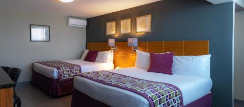 En eller flere senger på et rom på Hotel Aladino
