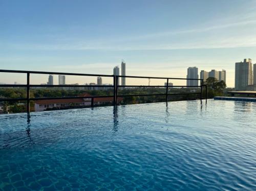 Swimmingpoolen hos eller tæt på BEAR’S DEN HOTEL PATTAYA