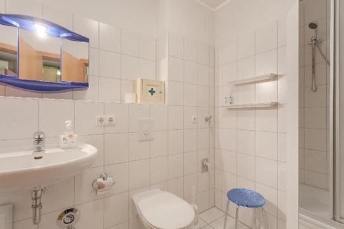 グラール・ミューリッツにあるWellenkieker-Graal-Mueritzの白いバスルーム(トイレ、シンク付)