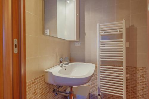 La salle de bains est pourvue d'un lavabo blanc et d'un miroir. dans l'établissement Maison Lucille, à Pré-Saint-Didier