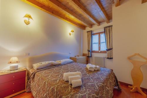 - une chambre avec un lit et 2 serviettes dans l'établissement Maison Lucille, à Pré-Saint-Didier