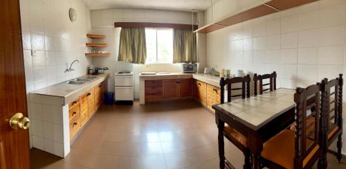 Η κουζίνα ή μικρή κουζίνα στο Kenya Comfort Suites