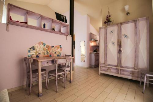 a dining room with a table and some chairs at Lucciole Nella Nebbia in Stellata