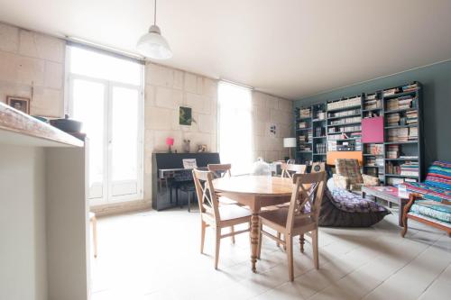 une salle à manger avec une table et des chaises dans l'établissement Clem - Appartement dans le coeur d'Arles, à Arles