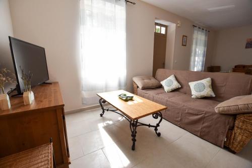sala de estar con sofá y mesa de centro en Felibrige - Clim - Cour en Arlés
