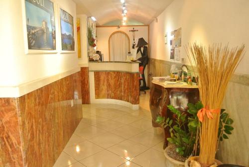 un grand couloir avec lavabo et miroir dans l'établissement Hotel Le Pinede Vistamare, à Pouzzoles
