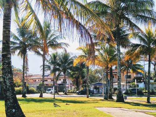 um grupo de palmeiras num parque em Residencial Praia Bertioga - Pé na Areia em Bertioga