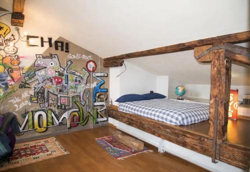 Postel nebo postele na pokoji v ubytování The Graffiti Room - Roofs Panoramic View