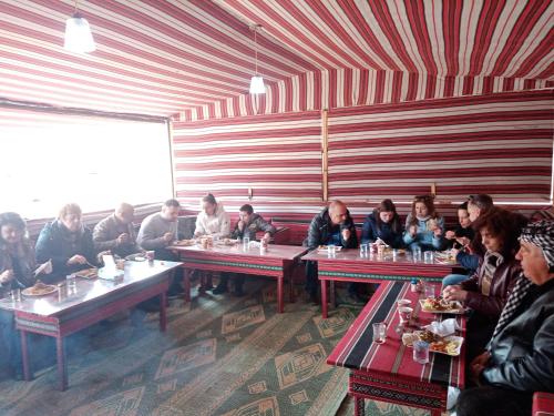 Tetamu yang menginap di Zarb Desert Camp