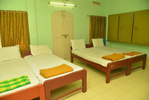 Habitación con 2 camas individuales en una habitación en bk residency, en Khammam