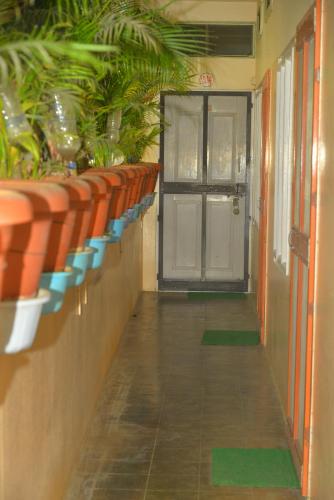un pasillo con sillas naranjas y una puerta con plantas en bk residency, en Khammam