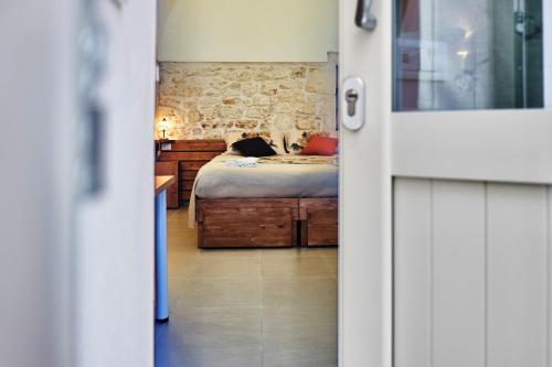 1 dormitorio con 1 cama en una habitación en Casetta Lulù, en Ostuni