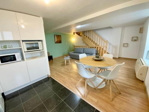 Kuchyň nebo kuchyňský kout v ubytování LA VUE LOIRE Appartement