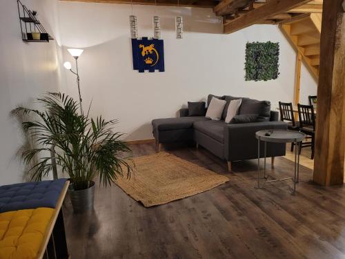 una sala de estar con un sofá y una mesa en Proche Chambord La petite maison, en Thoury