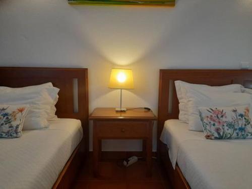 レゲンゴス・デ・モンサラーシュにあるTerras de Monsarazのベッドルーム1室(ベッド2台、テーブルの上にランプ付)