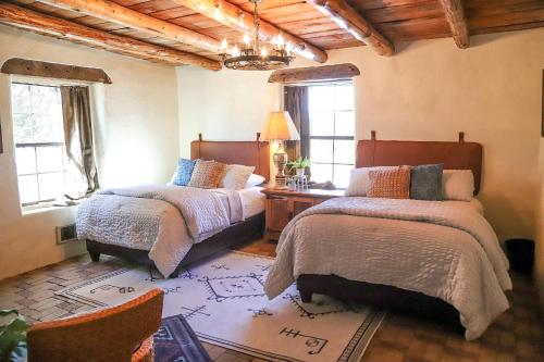Un pat sau paturi într-o cameră la CASITA MISTICA Farm House at El Mistico
