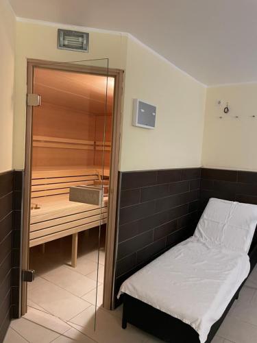 Dormitorio pequeño con cama y ducha en Hotel Scherf, en Bad Lippspringe