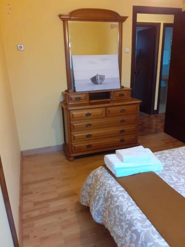 1 dormitorio con tocador y espejo en Praia da Borna 1ºB, en Pontevedra